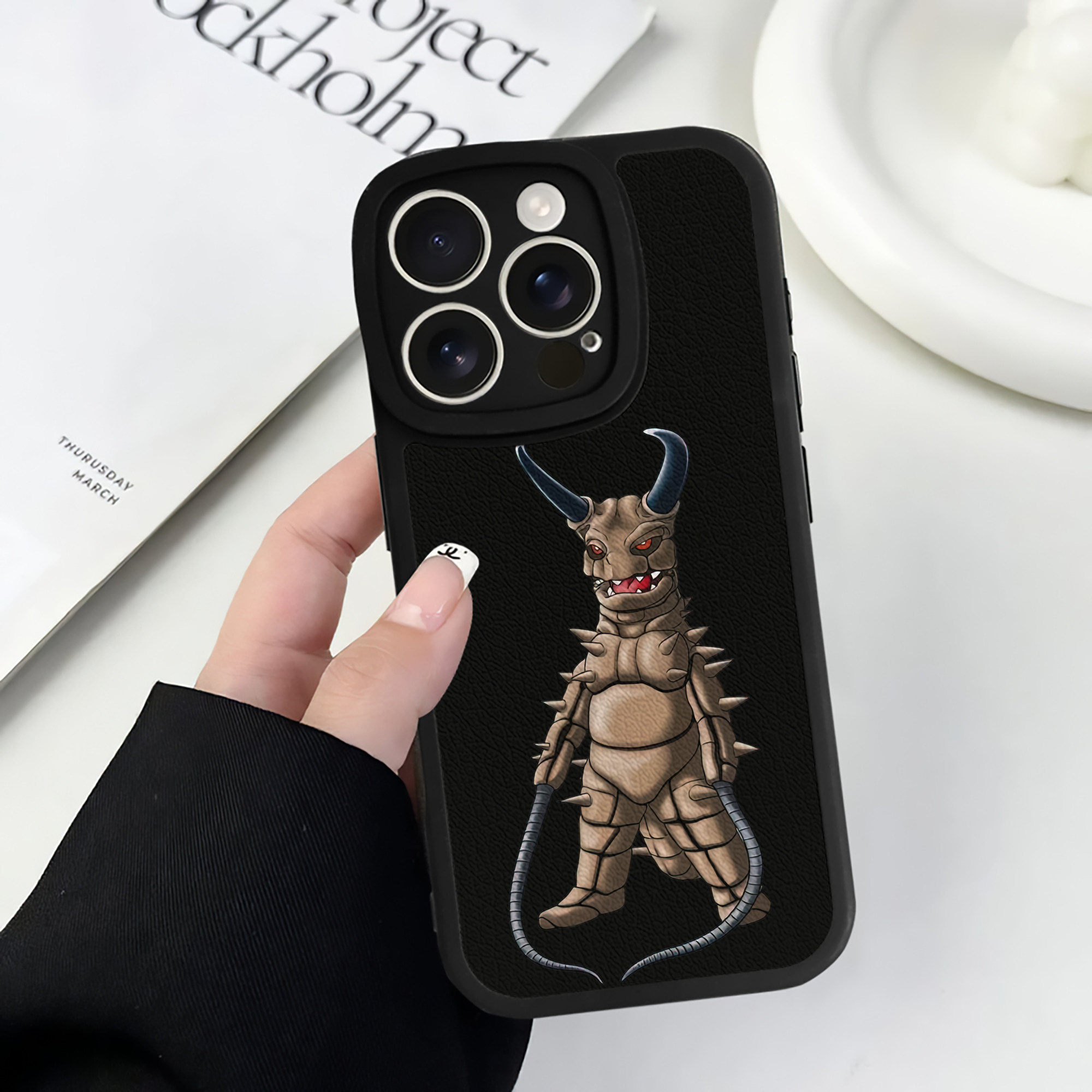 （画像用） ウルトラマン Ultraman 【iPhone 16シリーズ対応】シリコンスマホケース（レザー調） 材質：シリコン